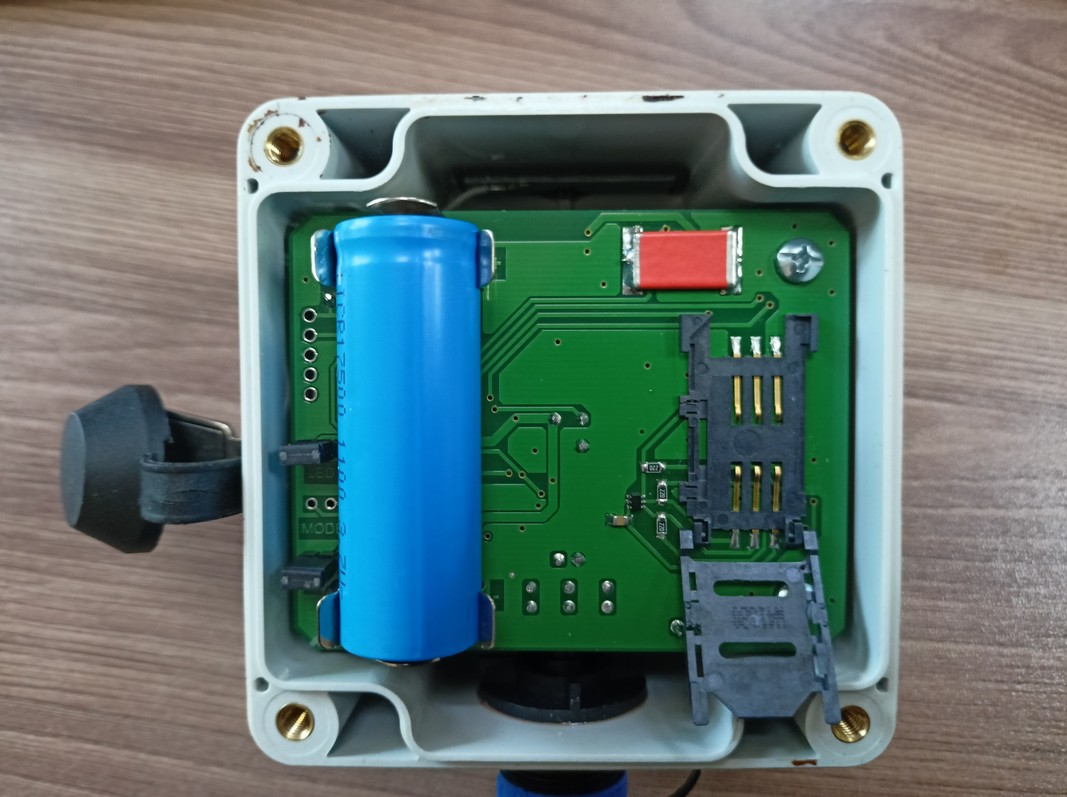 Opening the sim compartment in the L50GSM SPLAV