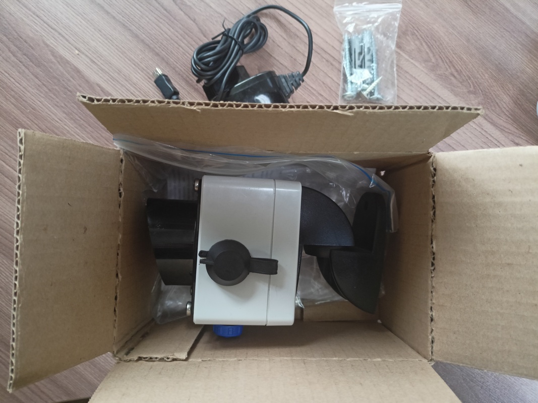 Removing the SPLAV L50GSM detector from the box: